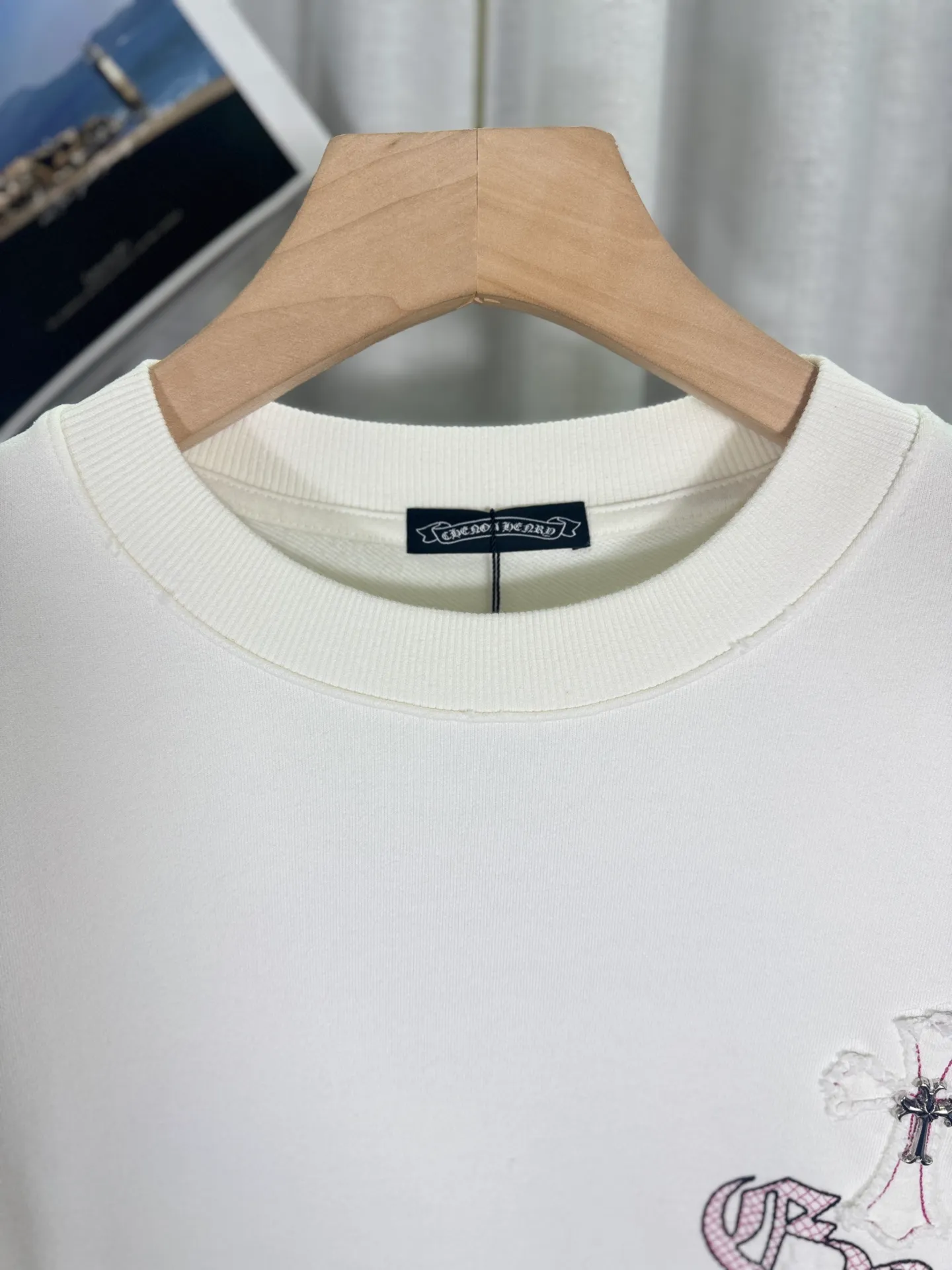 P260 top version, real shot without P, ​​different from market currency) 𝗖𝗵𝗿𝗼𝗺𝗲 𝗛𝗲𝗮𝗿𝘁𝘀/Cro Heart 2025 denim patch embroidery autumn and winter new original single counter American laser burnt 3D three-dimensional color embroidery couple casual sweatshirt 👑The highest version! Customized fabric 430g tripe terry fabric! American acid washed distressed original denim with burnt flowers ✟appliqué embroidery and exquisite embroidery of letters! The best-selling model in the counter, very comfortable to wear. Accessories: original molded and authenticated collar label➕100% silk wash label. Genuine purchase-grade original hangtag➕matching hanging rope➕3D hanging beads➕original packaging bag. Craftsmanship: The original version has consistent wiring! The highest version of the armhole matching technique! Color: White Black Size: S M L XL Style No.: 9330